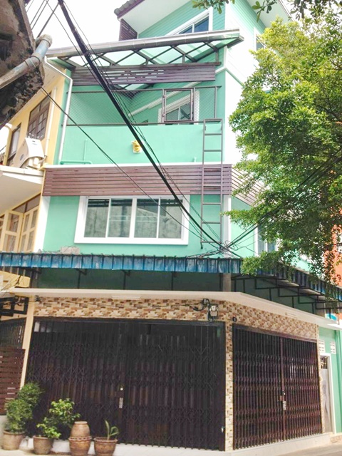 AIRBNB Hostel ลานคนเมือง ตึกแถว 4 ชั้น MRTสามยอด 450 ม.  3นอน 3น้ำ เสาชิงช้า 4แอร์ ศาลาว่าการกรุงเทพ ศาลเจ้าพ่อเสือ